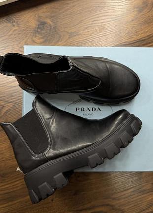 Чорні черевики  prada на масивній підошві , 38 розмір