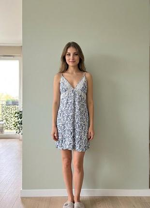Ніжна нічна сорочка / комбінація sinsay у квітковий принт (toile de jouy)