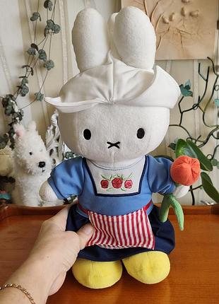Коллекционная игрушка кролик миффи miffy в голландском костюме dick bruna
