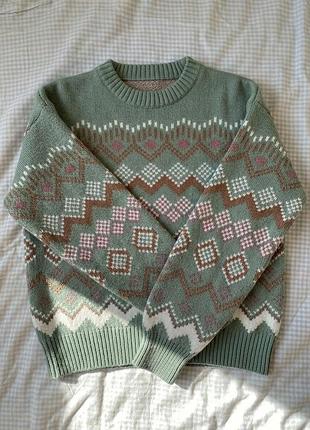Теплый зеленый свитер с узором