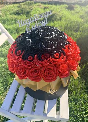🌹 букет із атласних троянд у коробці ❤️ червоне & чорне 🖤 44 шт