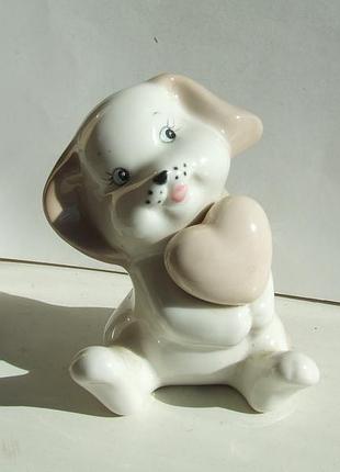 Фарфор песик с большим сердцем роз. 11х 10 см. 1990 года эвропа.