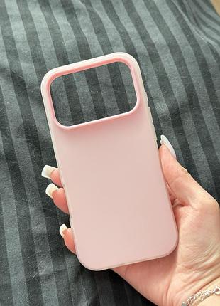 Рожевий чохол на iphone 17 pro