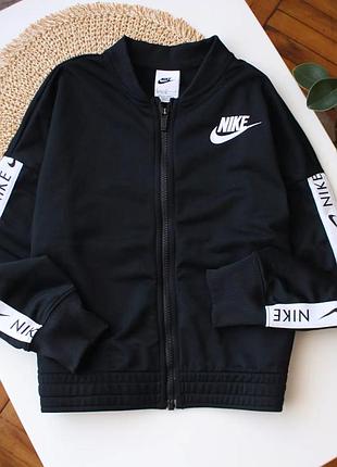 Утеплена чорна спортивна кофтинка на змійці з монограмними лампасами nike оригінал 11-13 років