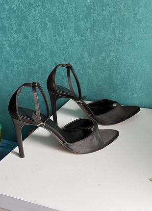 Босоніжки на каблуку чорні сатинові 41 розмір m&s x sienna miller chain-detail satin sandals