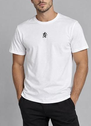 Белая футболка  унисекс gym king fundamental c небольшим черным вышитым логотипом на груди. унісекс
