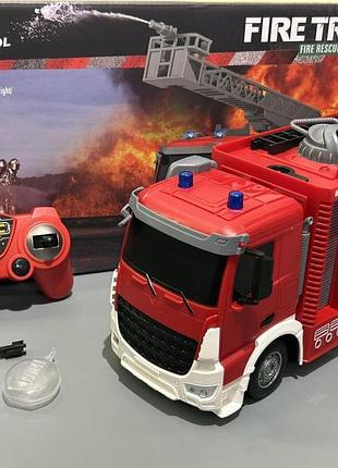 Пожарная машина 31 см ht158 на радиоуправлении 31см, звук, свет, стреляет водой, на аккумулятор, usb зарядное, пульт управления