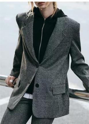 Блейзер (піджак)  zara з візерунком «в ялинку» (herringbone) та інтегрованою (подвійною) деталлю у вигляді чорної толстовки з капюшоном на блискавці.
