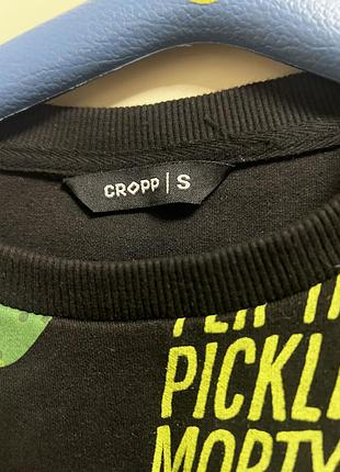 Чорний світшот бренду cropp з принтом у вигляді огірка ріка з мультсеріалу «рік і морти» та написом «flip the pickle, morty»