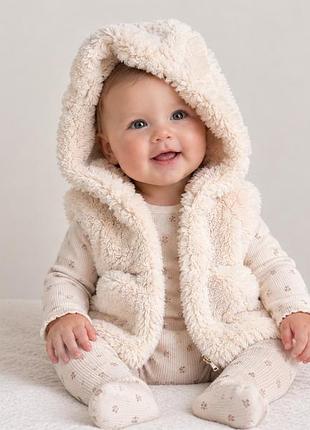 Плюшева дитяча жилетка zara baby з капюшоном (розмір 74 / 6–9 міс)