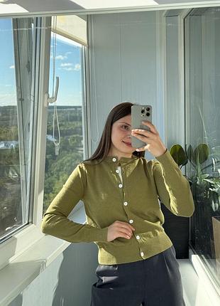 Трикотажний оливковий кардиган на ґудзиках