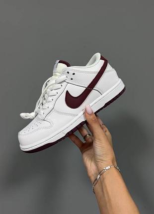 Nike sb dunk
“white / burgundy”