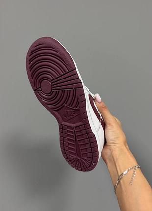 Nike sb dunk
“white / burgundy” 8