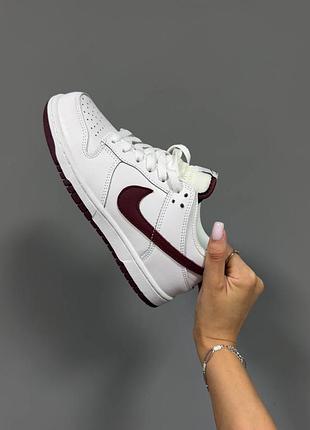 Nike sb dunk
“white / burgundy” 4