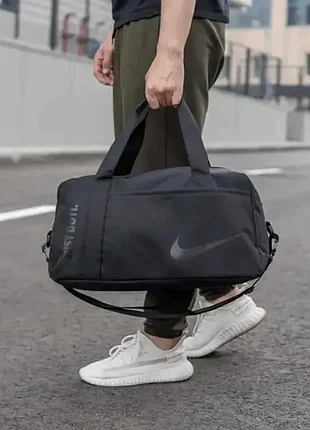 Спортивная черная сумка nike для тренировок путешествий в спортзал