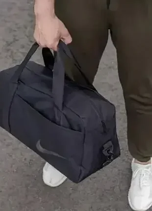 Спортивная черная сумка nike для тренировок путешествий в спортзал 2