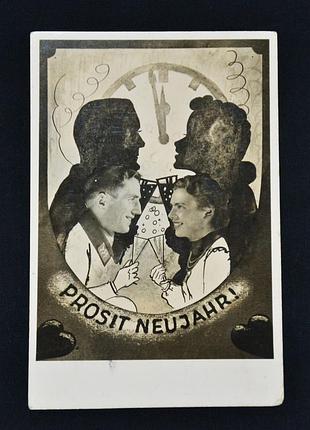 Черно-белая фотооткрытка с надписью «prosit neujahr!»(нем. «с новым годом!»),  1940-х годов.
