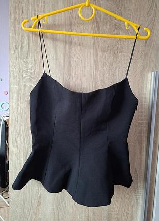 Элегантный черный топ на тонких бретелях и баской zara размер s