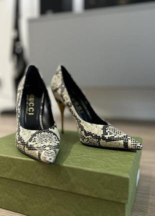 Gucci python snake heels pumps оригінал 41 розмір шкіряні ідеальний стан повний комплект туфлі на підборах гучі зміїний принт підбори брендові