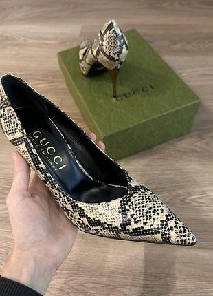 Gucci python snake heels pumps оригинал 41 размер кожаные идеальное состояние полный комплект туфли на каблуке гусиный змеиный принт каблука брендовые 5