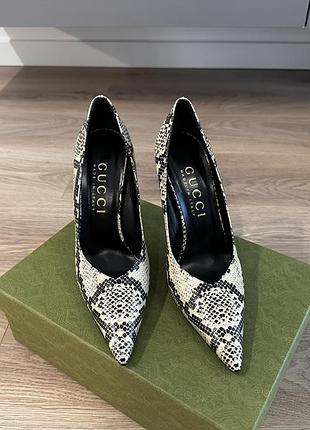 Gucci python snake heels pumps оригинал 41 размер кожаные идеальное состояние полный комплект туфли на каблуке гусиный змеиный принт каблука брендовые 9