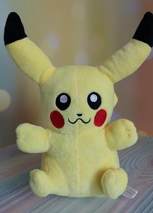 Мягкая плюшевая игрушка в виде персонажа пикачу (pikachu) из вселенной pokémon
