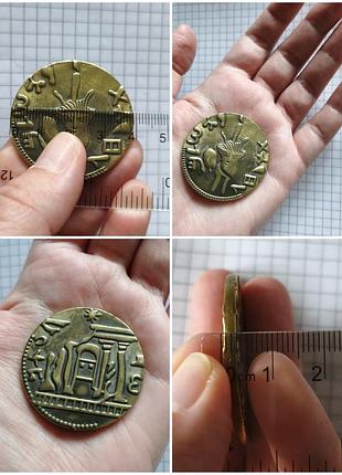 Металлический сувенир в виде исторической иудейской монеты (храм, лулав)