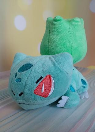 М'яка плюшева іграшка у вигляді персонажа бульбазавр (bulbasaur) з всесвіту pokémon