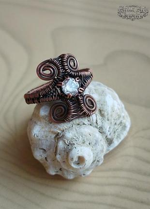 Авторське мідне кільце з білим фіанітом ручної роботи (wire wrap)