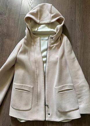 Элегантное демисезонное пальто zara basic с капюшоном
