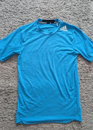 Футболка adidas, size xs (подойдет на s), состояние идеальное, плечи42 подмышки 46 длина 70 хорошо тянется