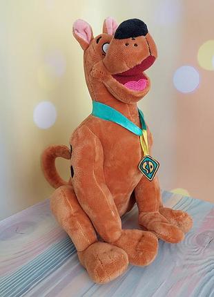 Мягкая плюшевая игрушка в виде известного персонажа пса скуби-ду (scooby-doo)