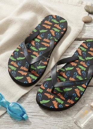 Спортивні пляжні шльопанці (в'єтнамки) із символікою триатлону.