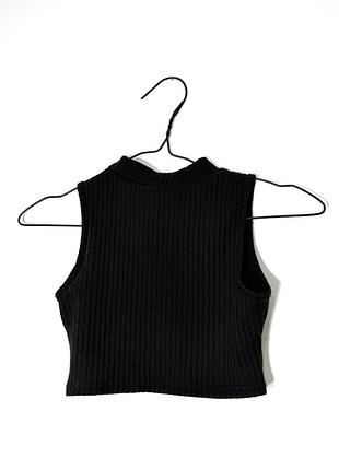 Черный короткий подростковый топ в рубчик shein