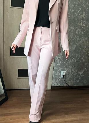 Елегантний брючний костюм-двійка бренду m.o.r.a fashion (пудровий / ніжно-рожевий)