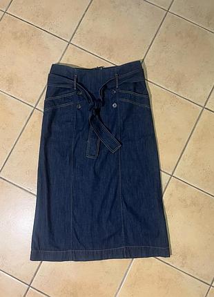 Темно-синя джинсова спідниця міді з органічної бавовни denim belted button front skirt від monsoon