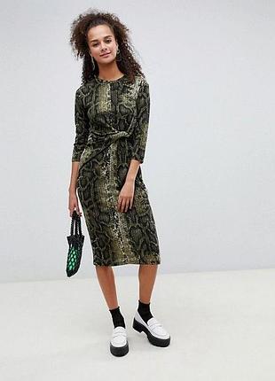 Платье с анималистическим принтом бренда bershka
