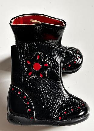 Дитячі лакові черевички