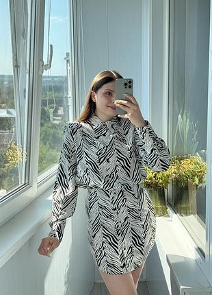 Легенька сукня з масивними плечиками
