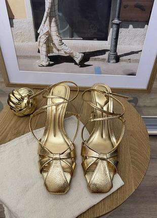 Золотистые босоножки на каблуке zara с сияющим металлическим блеском и квадратным мысом