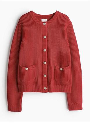 Яскраво-червоний кардиган s від h&m із фактурного в'язання доповнений стильними золотистими ґудзиками та накладними кишенями