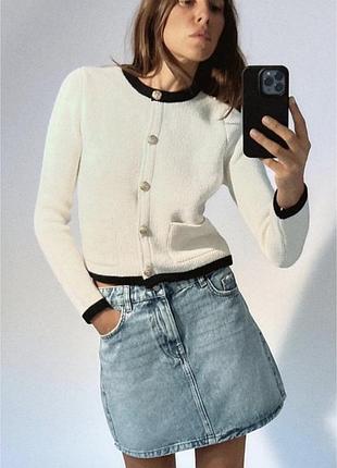 Білий трикотажний кардиган zara m з чорною контрастною облямівкою та золотистими ґудзиками.