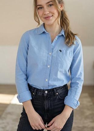 Світло-блакитна жіноча сорочка з довгим рукавом та нагрудною кишенею abercrombie & fitch s