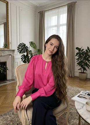 Per una 🩷 атласна 🩷елегантна блуза фуксія яскрава с довгим рукавом манжетом