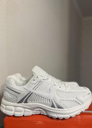 Чоловічі спортивні кросівки nike vomero 5 total white 42 розмір, 26 см