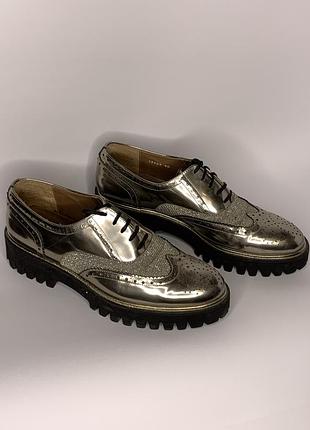 Кожаные туфли pertini 40 р. серебристые броги оксфорды на тракторной подошве