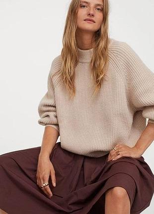 Бежевий в’язаний светр h&m має високий комір і об’ємні рукави реглан