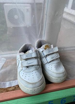 Білі кросівки nike air