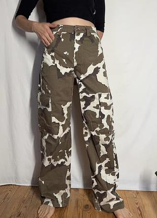Жіночі камуфляжні карго штани bershka прямого крою т4