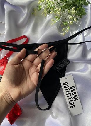 Трусики чорні стрінги в рубчик позаду з металевим сердечком urban outfitters